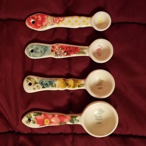 New Pioneer Woman Measuring Cups & Spoons